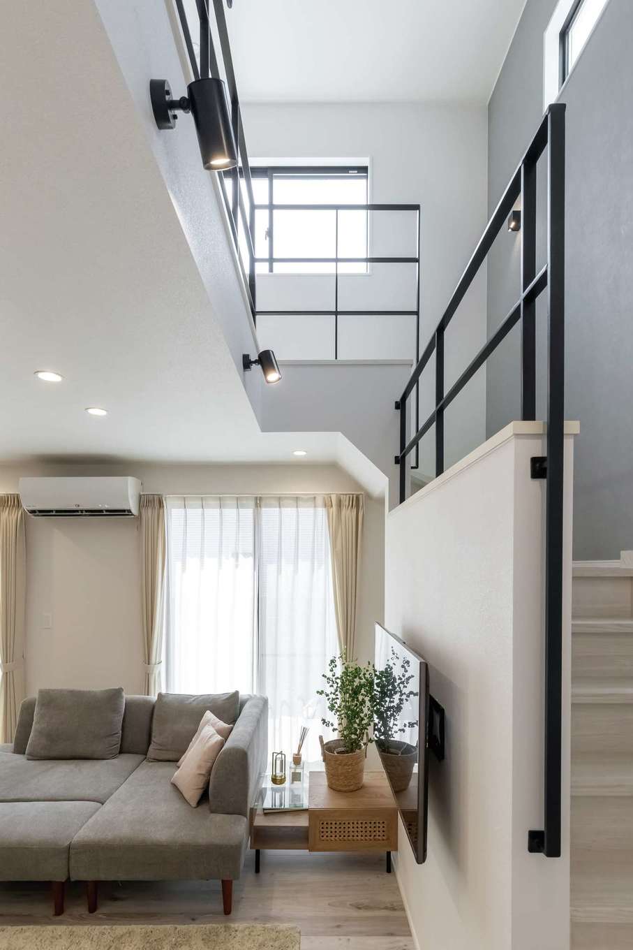 HAPPY HOUSE（山田工務店）【デザイン住宅、間取り、インテリア】モデルハウスや施工例を参考にした吹き抜け。アイアン、照明、クロスの色など、すべてを吟味して実現させたお気に入りの空間だ