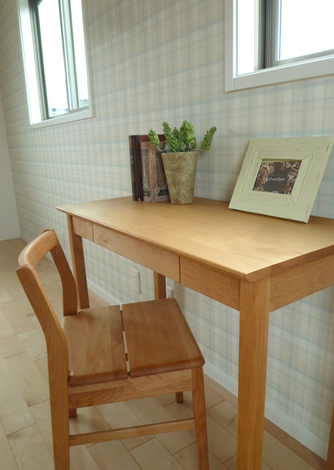 爽やかな色合いのクロスを１面のみ貼っている