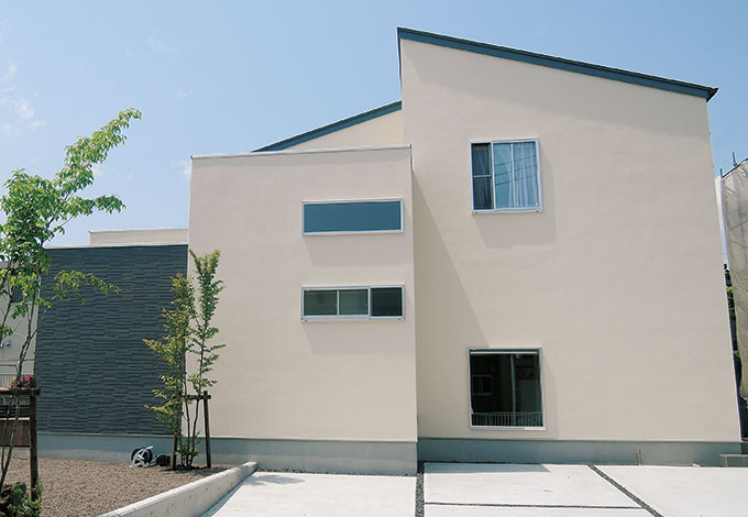 -delphi- デルフィ（藤井建築事務所） 【デザイン住宅、間取り、建築家】目隠し壁は建物のボリューム感をアップさせる効果も。トー ンの異なるタイル壁が、シンプルな建物に重厚感を添える