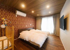 寝室は他の部屋とはトーンを変え、アンティーク調や木目のクロスを取り入れた。床材は落ち着いた色味のブラックウォルナット。ベビーベットも置ける広さを確保した