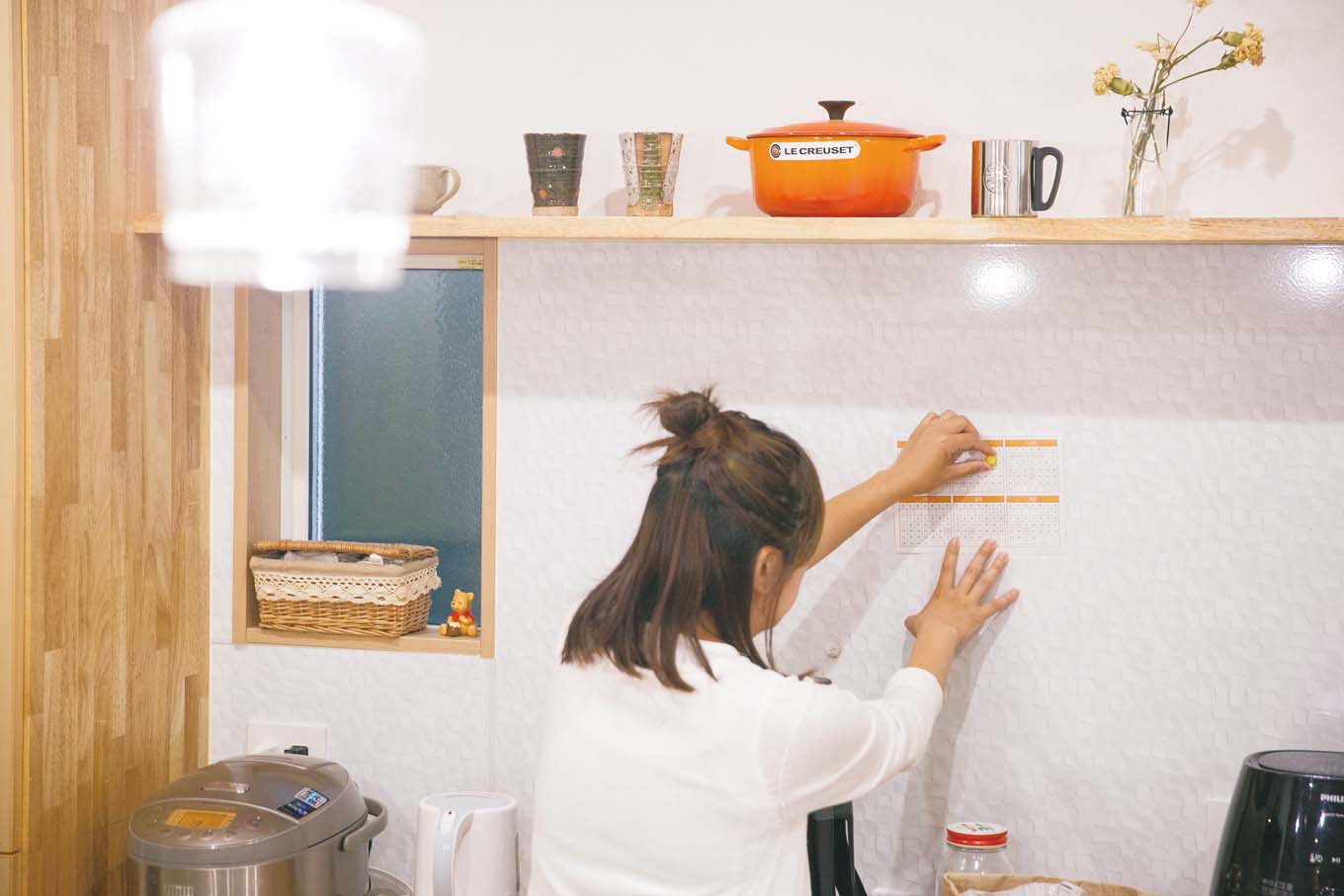 内田建設｜キッチン背面の壁はマグネットパネルを採用。レシピやキッチンツールなどを貼っておくのに便利