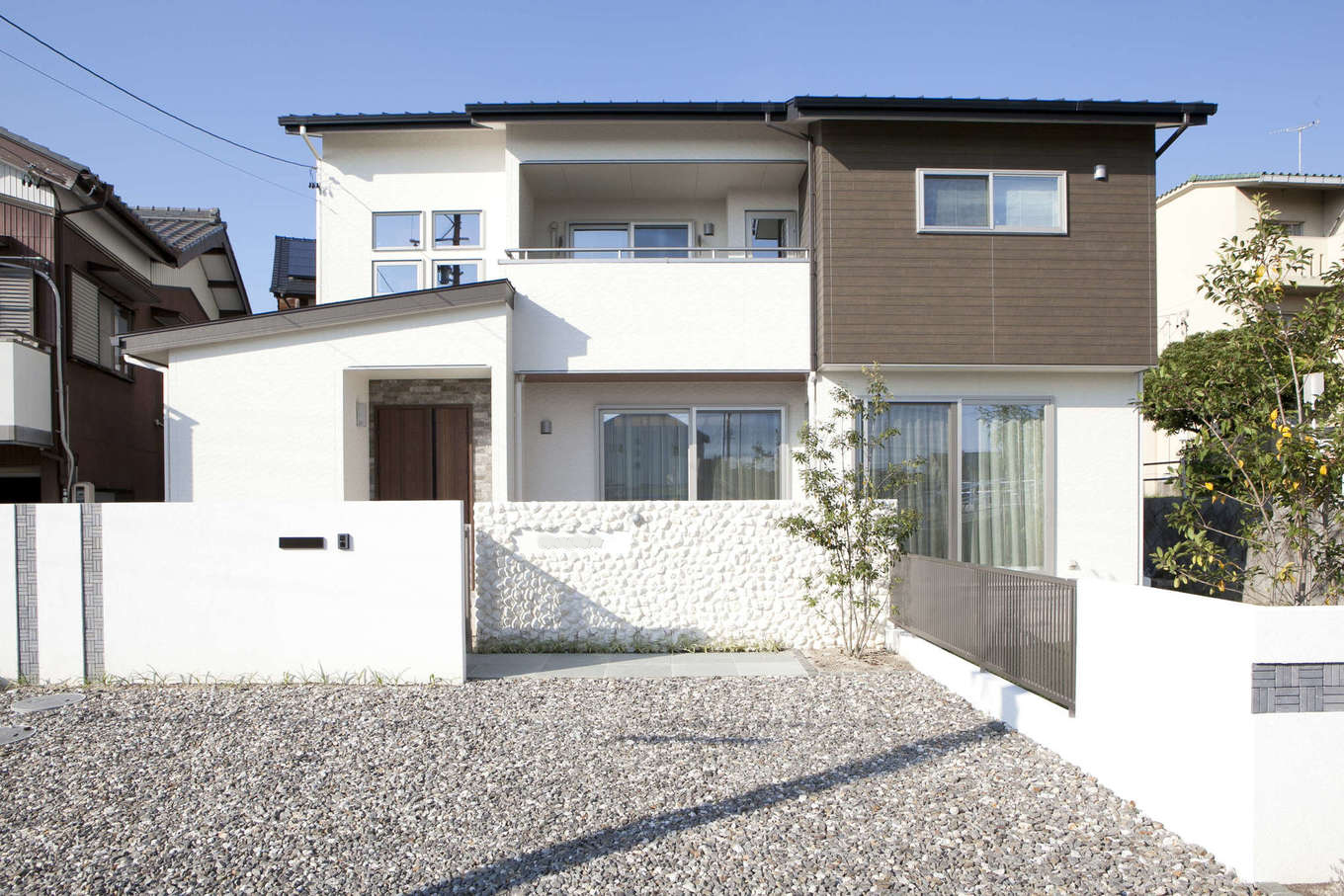 吉川住建【デザイン住宅、子育て、間取り】飽きのこないシンプルモダンな外観デザイン。木目調のサイディングがアクセントに