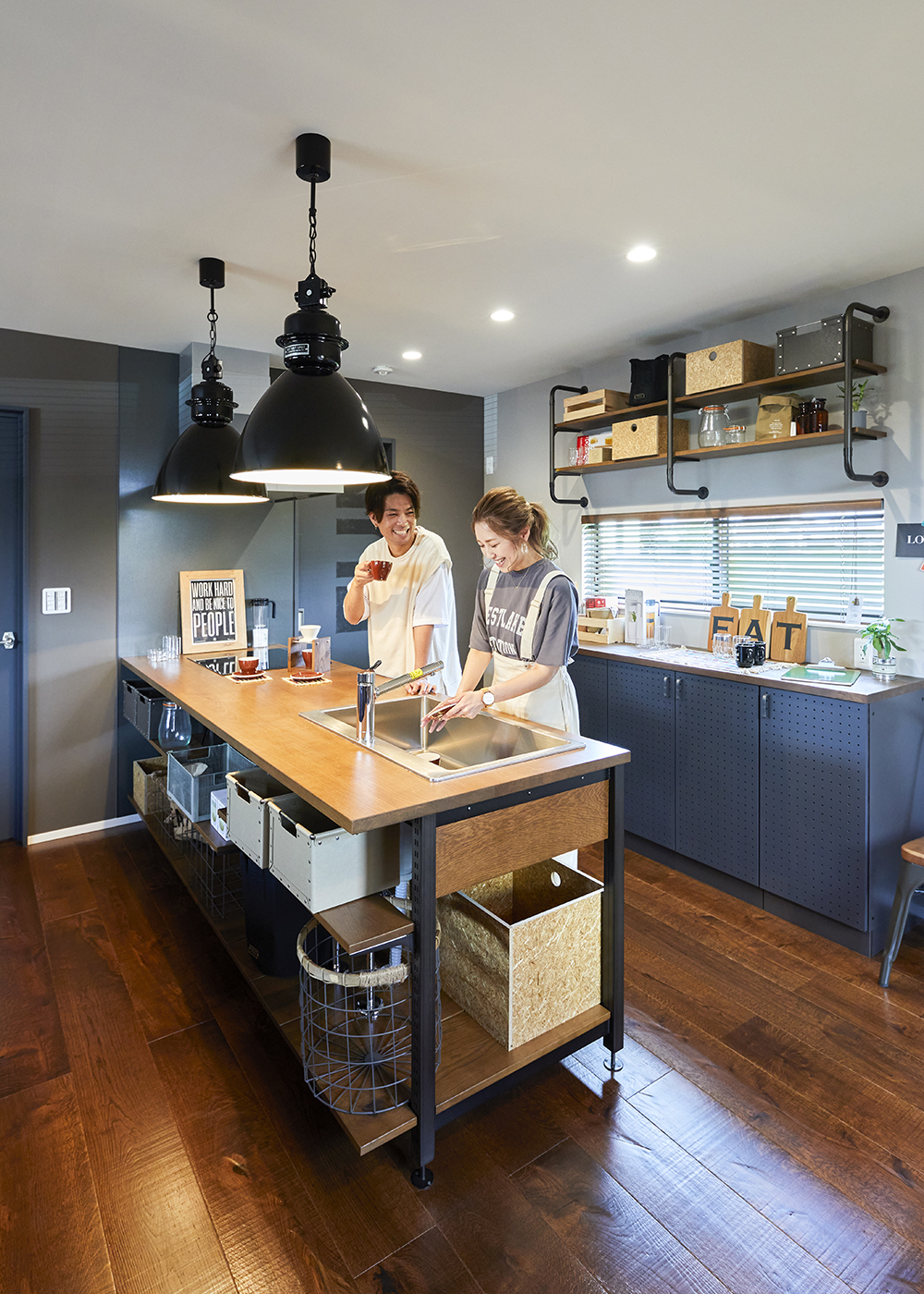 大和建設／BinO西尾南【デザイン住宅、インテリア】ペニンシュラ型のキッチンは、木とアイアンでできた家具調のオリジナルキッチン。室内のインテリアアクセントとしても存在感を放っている。「見せる収納」にお気に入りの器や雑貨を飾って、料理の時間を楽しく演出