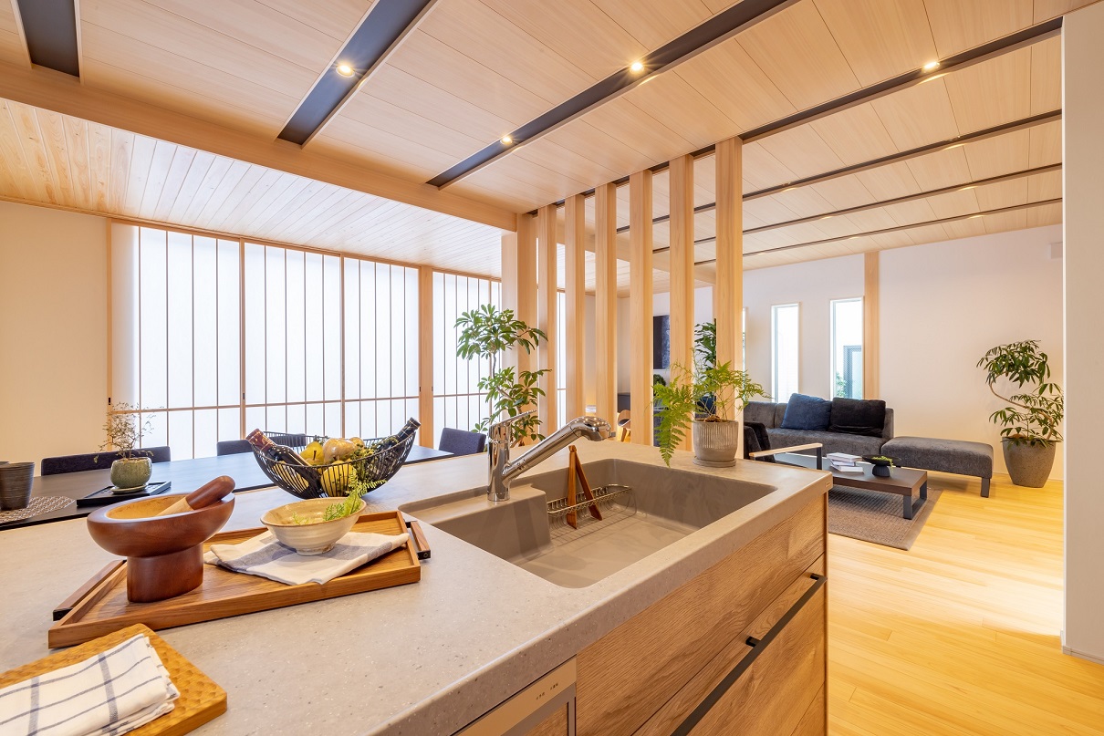 日本ハウスホールディングス 岐阜｜モダンなキッチンエリア。カウンターには使い勝手の良いシンクと収納が備わり、リビングとの一体感を演出