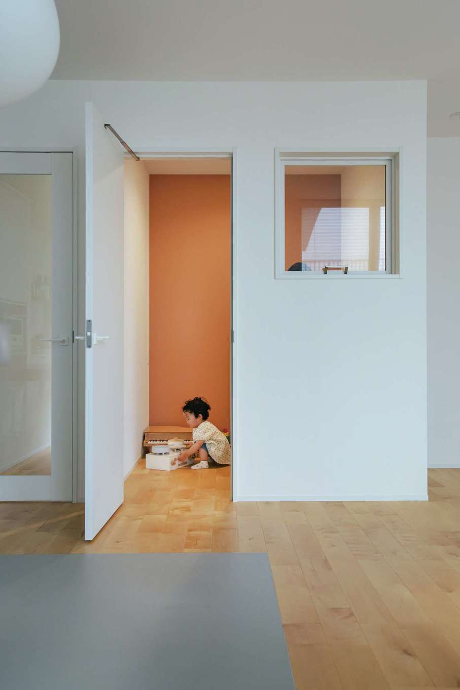金子工務店/めぐみ不動産【デザイン住宅、間取り、建築家】キッチンから目が届くキッズスペース。子どもを見守りながら料理ができて安心