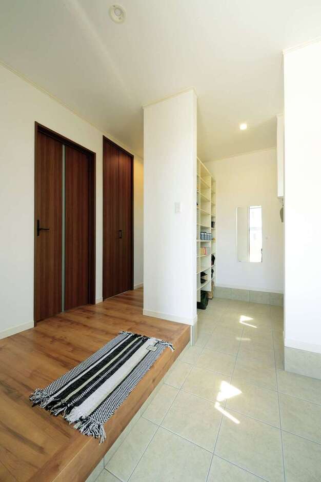 玄関土間には大容量の収納スペースを確保