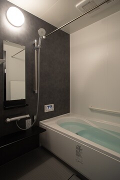 モダンで清潔感のあるバスルーム。シンプルなデザインで、快適にリラックスできる空間を提供する。