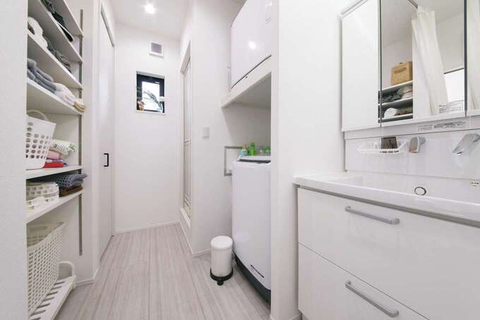 洗面奥には、帰宅が遅くなる時でも親世帯に気を使うことなく使えるシャワールームを設置