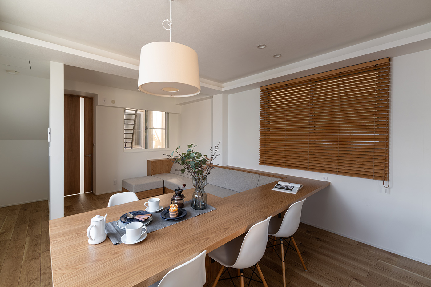 la CASA（ラ・カーサ）｜ソファにカウンターとダイニングテーブルを一体化させ、キッチンで料理をする奥さまがひと休みしたり、子どもたちが宿題をしたりする場所としても活用できる