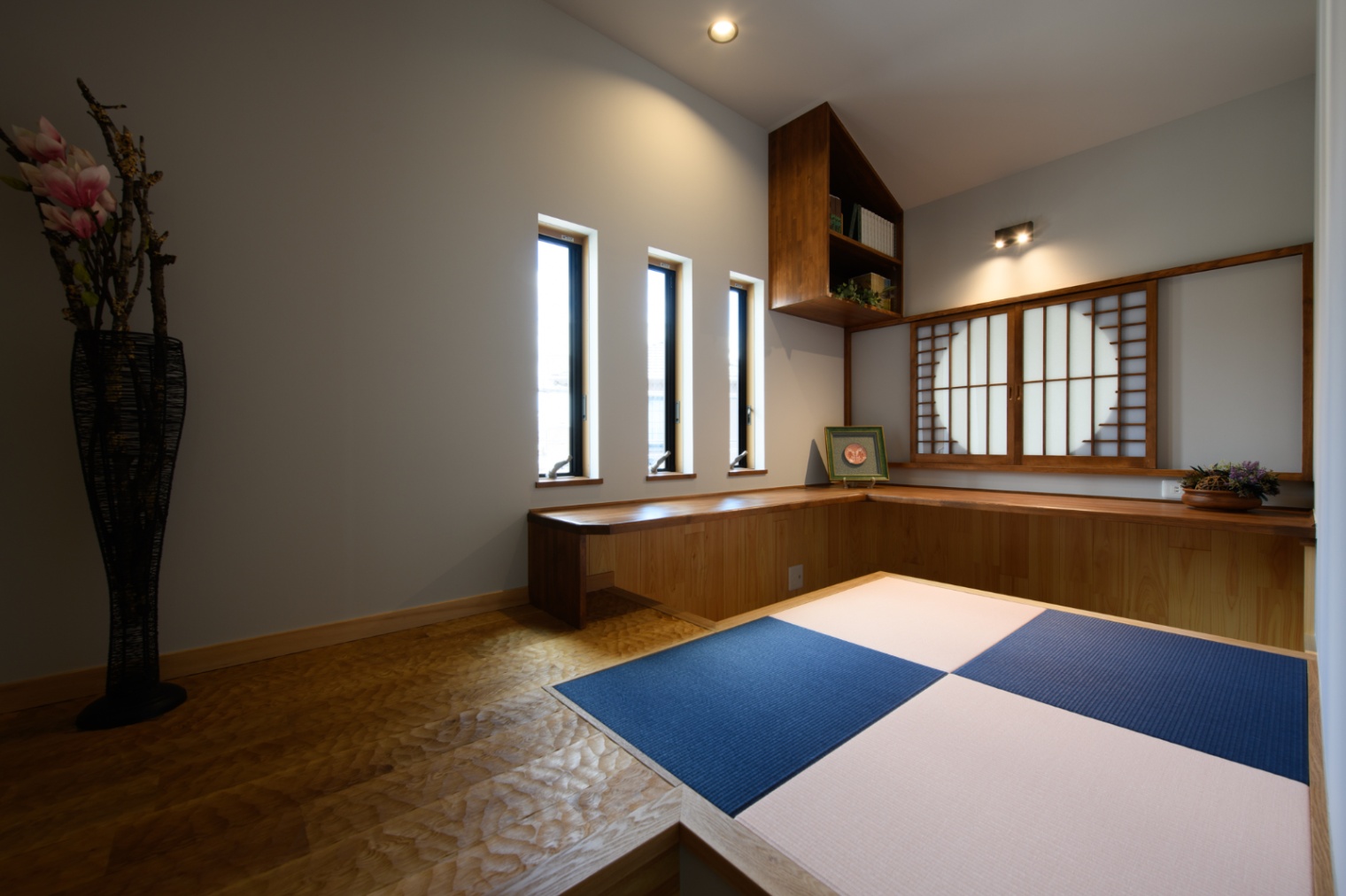 Sus∞Eco Home（サスエコホーム）｜シンプルでありながら洗練されたデザインの畳スペース。窓からの自然光が心地よく、落ち着いた雰囲気が広がる空間である。
