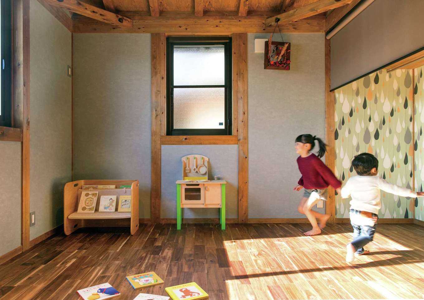 サイエンスホーム【1000万円台、デザイン住宅、自然素材】クローゼットの壁にデザインクロスを貼って遊び心を取り入れた子ども部屋