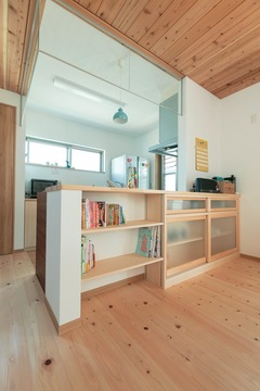 奥さまが希望したチェッカーガラスのカウンター収納。藤枝展示場を参考にした