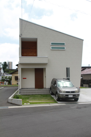 小野田産業～designers house project～【1000万円台、デザイン住宅、間取り】わざと斜めのラインを取り入れたスタイリッシュな外観。 建具職人造ってもらった無垢の玄関ドアがアクセントに