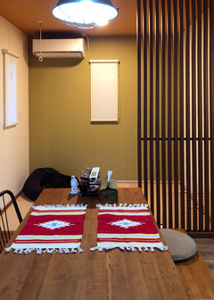 ダイニングに隣接した和室コーナー。洗濯物をたたんだり、一休みしたりはもちろん、ゲストを迎えるときにも活躍。多目的な使い方ができる便利な空間だ