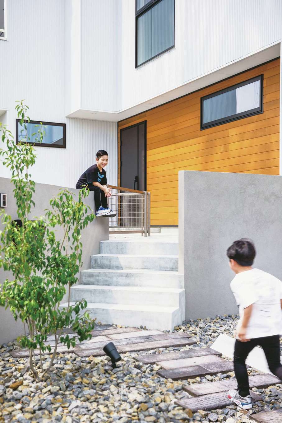 SEVEN HOUSE/セブンハウス【デザイン住宅、趣味、インテリア】グレー、黒といったダークな色調で統一した室内とは正反対に、外観は白で。ポーチのレッドシダーがアクセントに