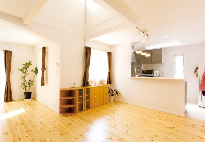 北米直輸入の素材を使い、2×4工法で建てた耐震性の高い住まい。白い壁やパイン無垢材の床に合わせ、建具類はすべてクラシカルな白で統一