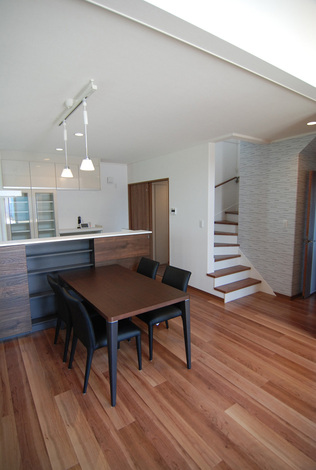 家族のつながりを意識して、リビング階段を設置した