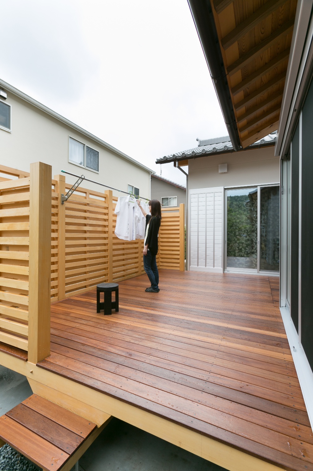 櫻 工務店【和風、自然素材、高級住宅】LDKから続く大きなウッドデッキは、洗濯物を干すのはもちろん、バーベキューをしたり夏は子どものプールを置いたり、家族でくつろげるスペースになっている。