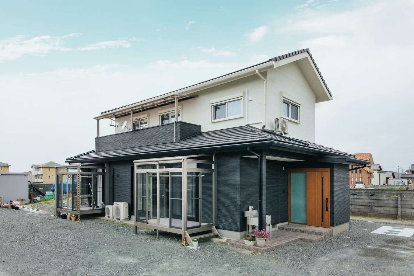 子育て安心住宅 Design Craft Office｜古びた印象がモダンな表情に生まれ変わった。窓にはシャッターを設置。2つのサンルームは物干しスペースに活躍