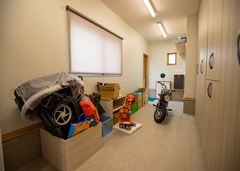 土間の壁一面を収納に。長く愛用していた思い出のバイクを置くだけでなく、お正月には餅つきをするなど、集いの場としても大活躍