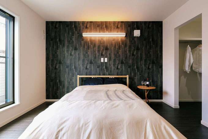 アクセントクロスで大人っぽくコーディネートした主寝室。収納も充実