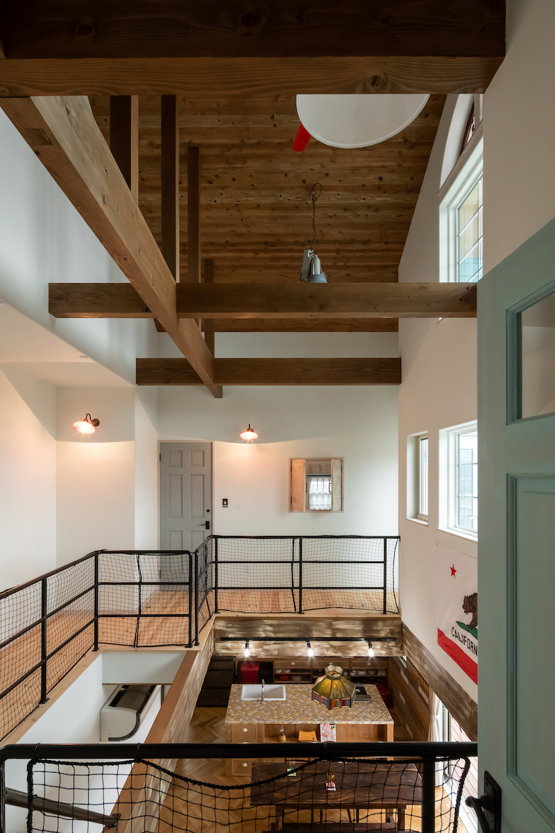 富士ホームズデザイン【子育て、自然素材、インテリア】吹き抜け＋高天井で開放感抜群。梁の濃い色調はアンティーク感をアップし、住まいの雰囲気をあげる