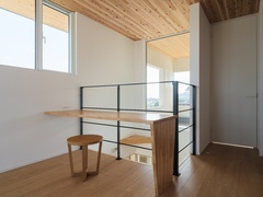 2階のフリースペース部分にはワークスペースを。ふと顔を上げると絶景が広がっています。