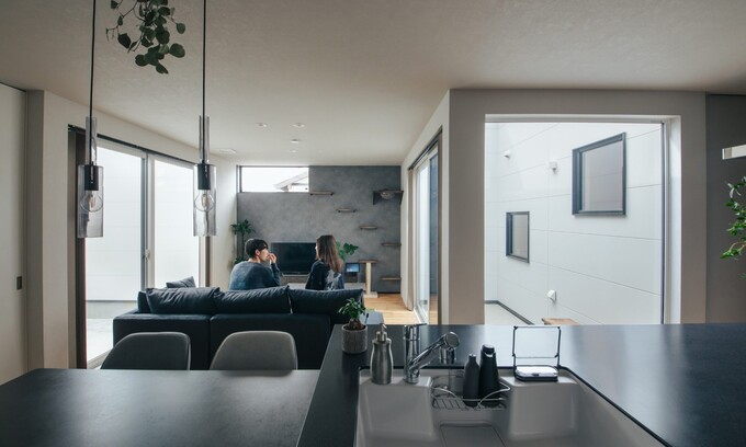 モダンなインテリアを基調としたLDK空間。広々としたリビングとダイニングをつなぐキッチンカウンターが印象的で、家族や友人との会話を楽しむのに最適