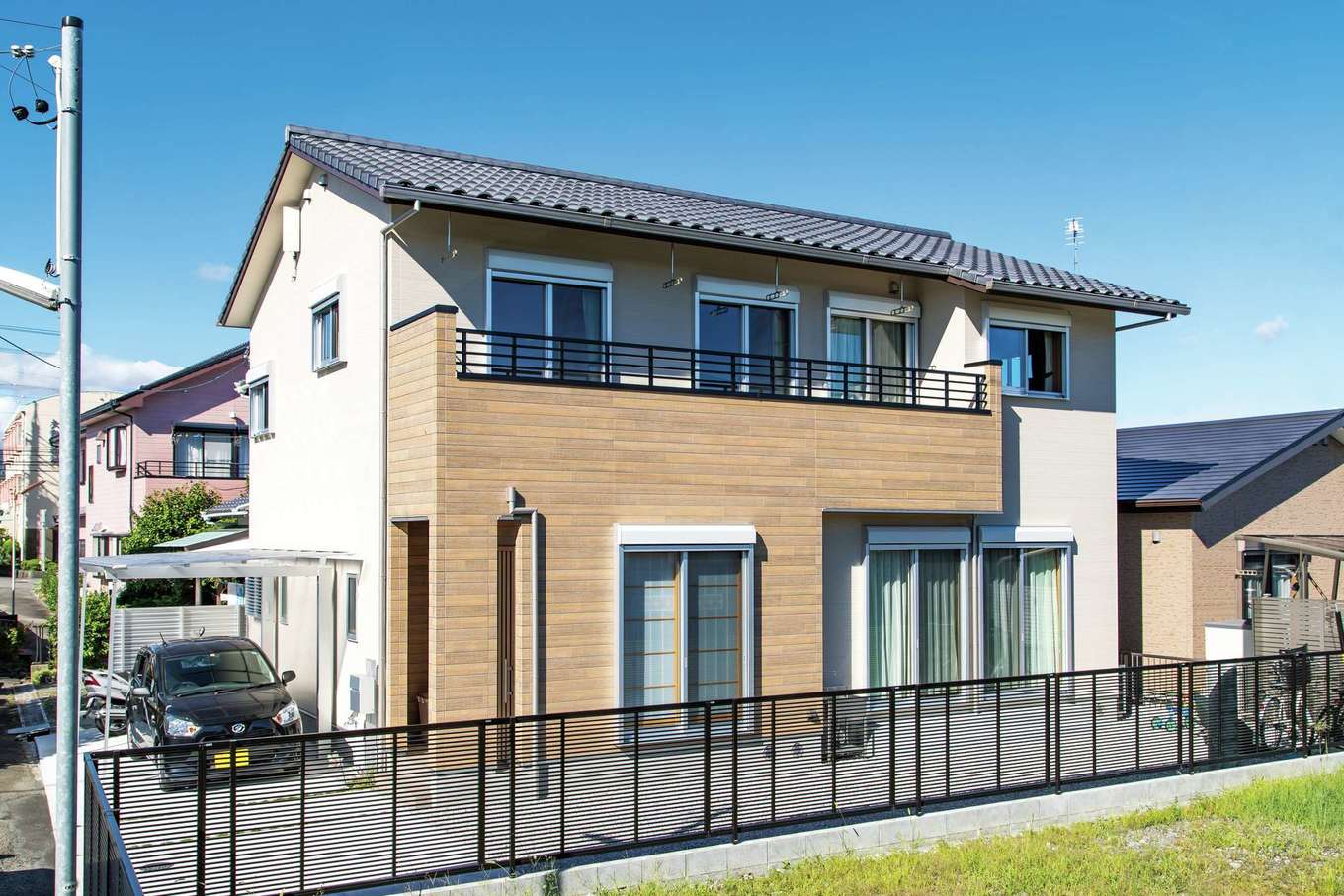 櫻 工務店【和風、自然素材、間取り】いぶし瓦が美しい外観。シンプルな総2階にすることでコストダウンを図っている