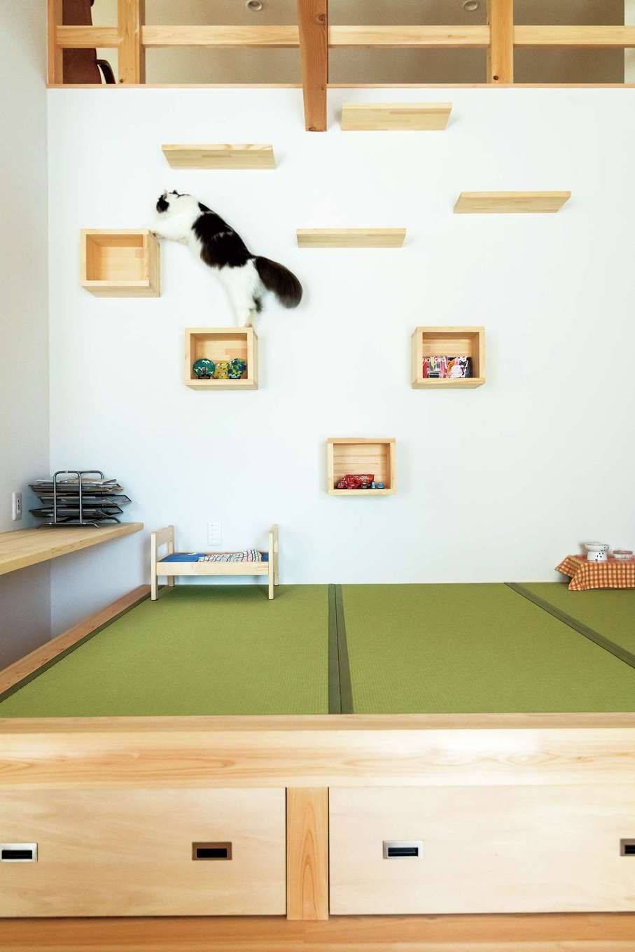 福工房【趣味、自然素材、平屋】和室の壁はキャットウォークに。飾り棚にもなる小箱をうまく活用してインテリア性もアップ
