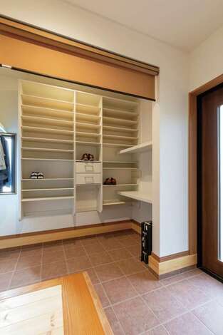 玄関には大容量のシューズクロークを確保