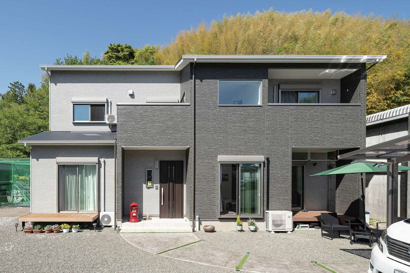 三和建設【趣味、間取り、ペット】ツートンで張り分けた外観。外構はご主人が友人とDIY。敷地内にバッティングの練習スペースを設けるため、建物の配置にもこだわった