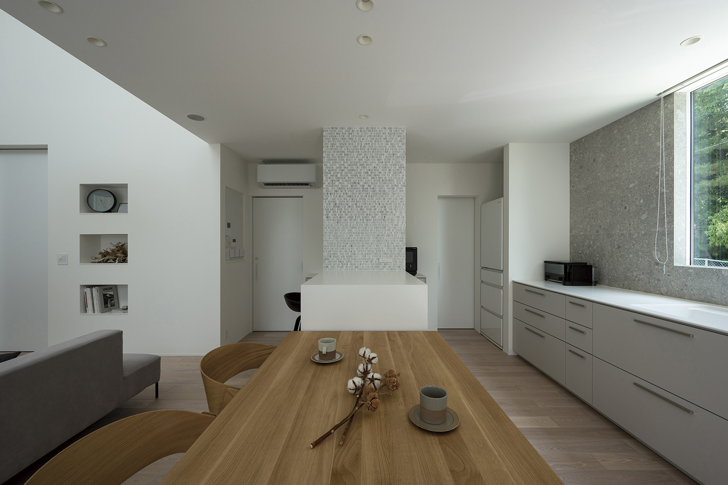 アールギャラリー（アールプランナー）【デザイン住宅、自然素材、建築家】壁付けキッチンを配置することにより、ダイニングを広々と使えるのがMさん邸の特徴。「海外のように、キッチンを中心にコミュニケーションが生まれる暮らしに憧れていました。壁付けキッチンにすることで、家族団らんを楽しめるダイニングが実現しました」