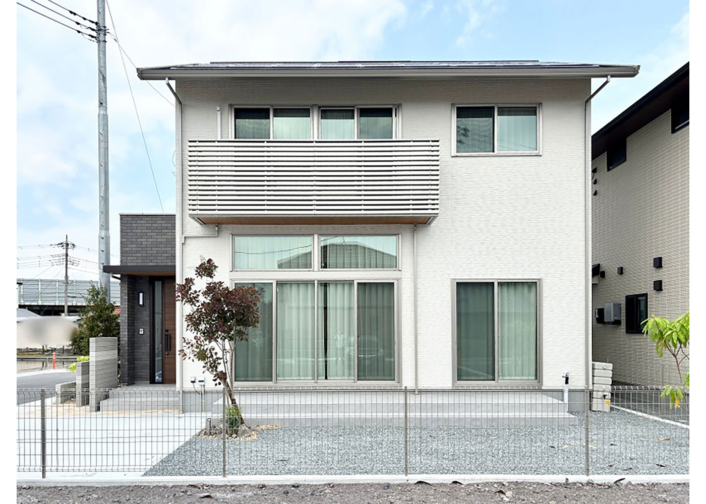 ミサワホーム静岡【デザイン住宅、収納力、間取り】直線が生み出す美しさを纏った外観。バルコニーの壁はルーバーにして、視線を遮りながら自然光を室内に取り込む