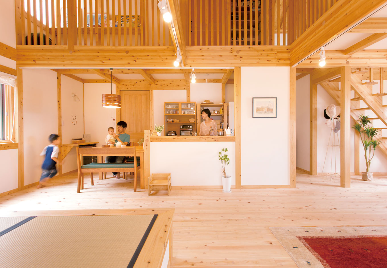 サイエンスホーム【1000万円台、自然素材、平屋】畳コーナーと合わせると21.7畳のLDK。国産ひのきの香りに癒される“ひのきづくし”の空間は、毎日森林浴気分で快適に過ごせる