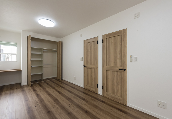 2階は1階とは雰囲気を変え、ナチュラルな仕上がりに。子ども部屋は2つに分けられるつくり。収納は使い勝手まで考慮されている