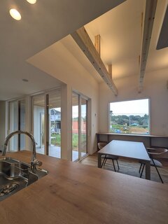 開放的な窓から自然光が差し込むダイニングエリア。シンプルながらも洗練されたデザインで、食事の時間をより豊かに演出する。