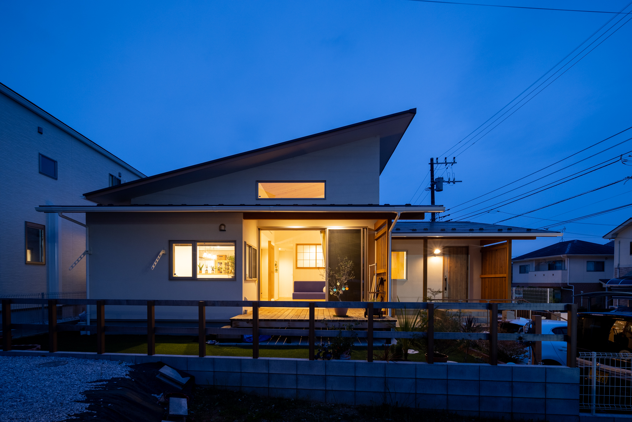 木粋舎 一級建築士事務所｜夜の魅力を引き立てるスタイリッシュな外観。ライトアップされた窓から暖かな光が洩れ、快適で落ち着いた住まいの雰囲気を漂わせている。