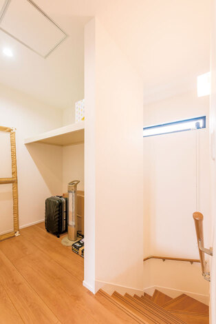 2階に上がるとすぐ隣にファミリークローゼットが。ドアがないので取り出しも簡単