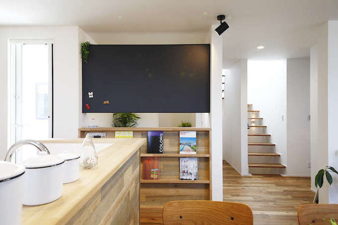 2階LDKへは屋上からの光がスケルトン階段を通して導かれ、吹き抜けがあるような明るさと開放感に包まれる。同時に家族の声を行き来させる役割を持ち、自然なつながりを育むことに貢献。間取りの工夫で豊さを増している