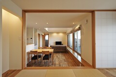 リビングダイニングキッチンが一続きになった明るい空間。大きな窓から自然光が差し込み、居心地の良さを演出している。