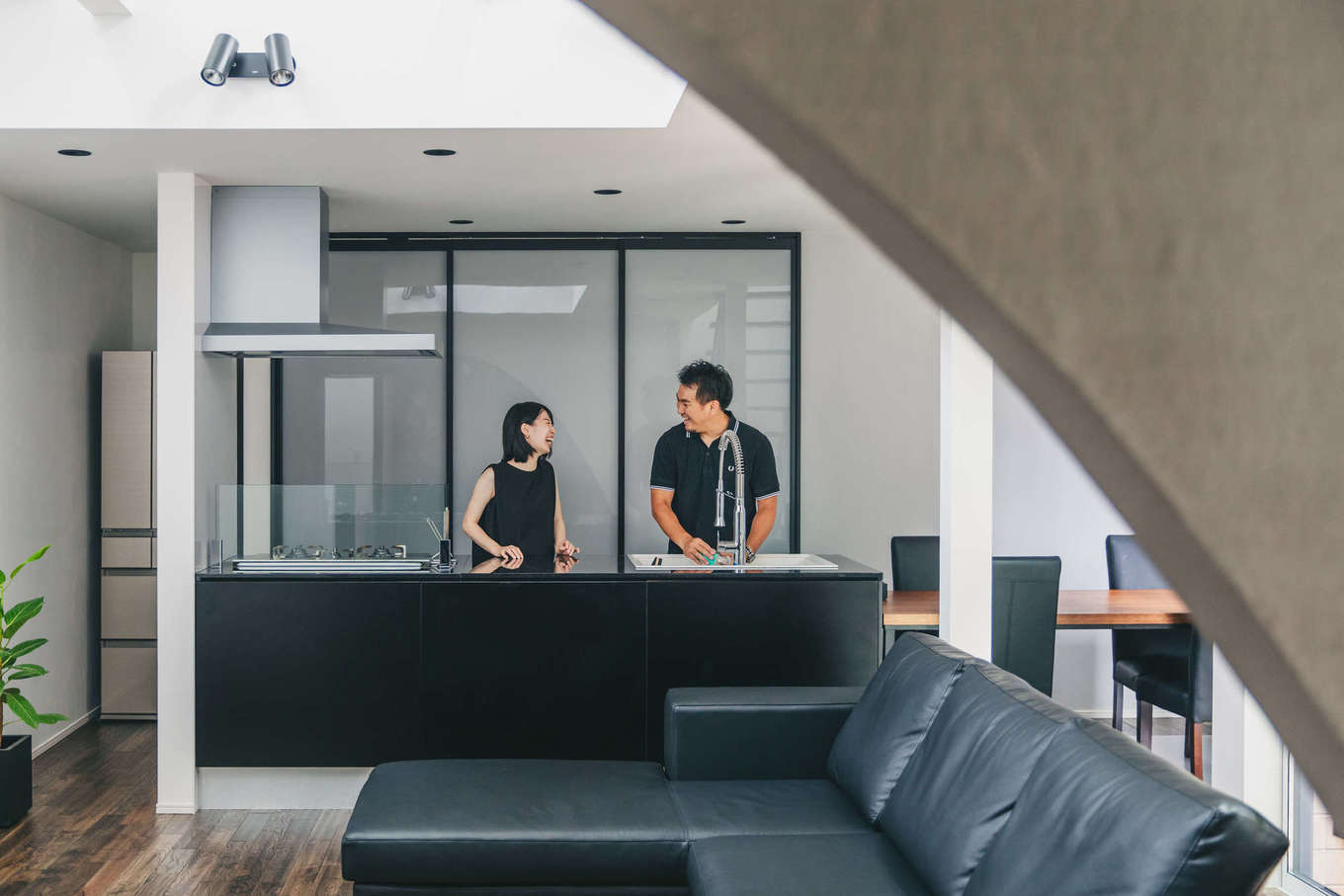 nattoku住宅【デザイン住宅、収納力、間取り】夫婦で仲良くキッチンに立つこともしばしば。バックヤードのカップボードを引き戸で隠すことで、生活感を出さないように工夫した