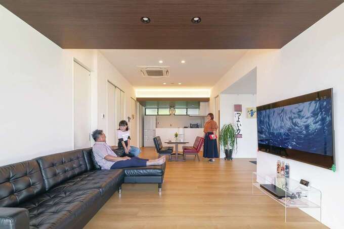 折上天井でメリハリをつけたLDK。屋外の軒と同じ色合いに仕上げたことで、外と内の一体感が生まれた