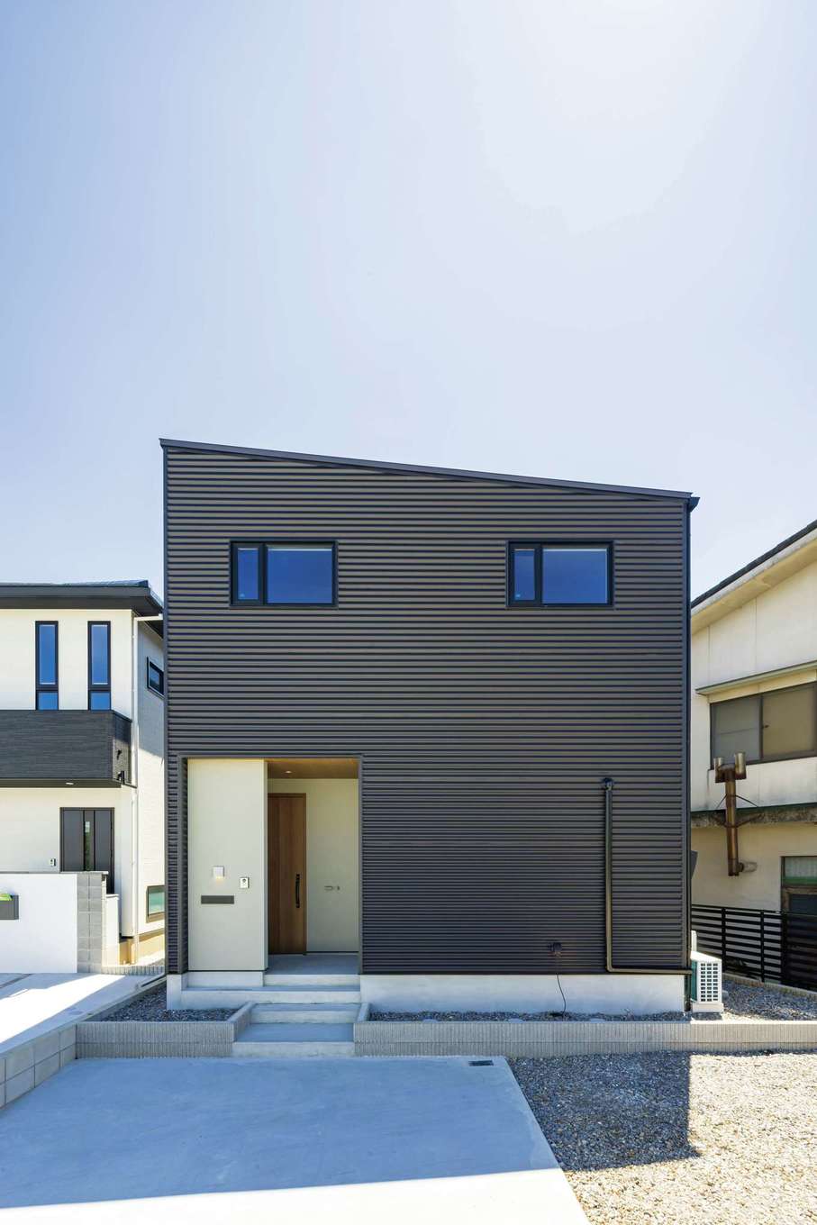 Gate air house/阿部住宅【子育て、自然素材、省エネ】スタイリッシュな片流れ屋根が素敵な外観デザイン。間取りが予測できないよう、窓は少なめに