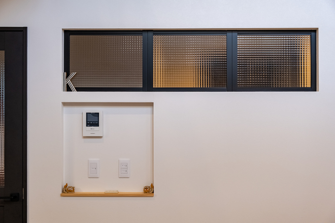 北に面する玄関への採光のために設けた窓