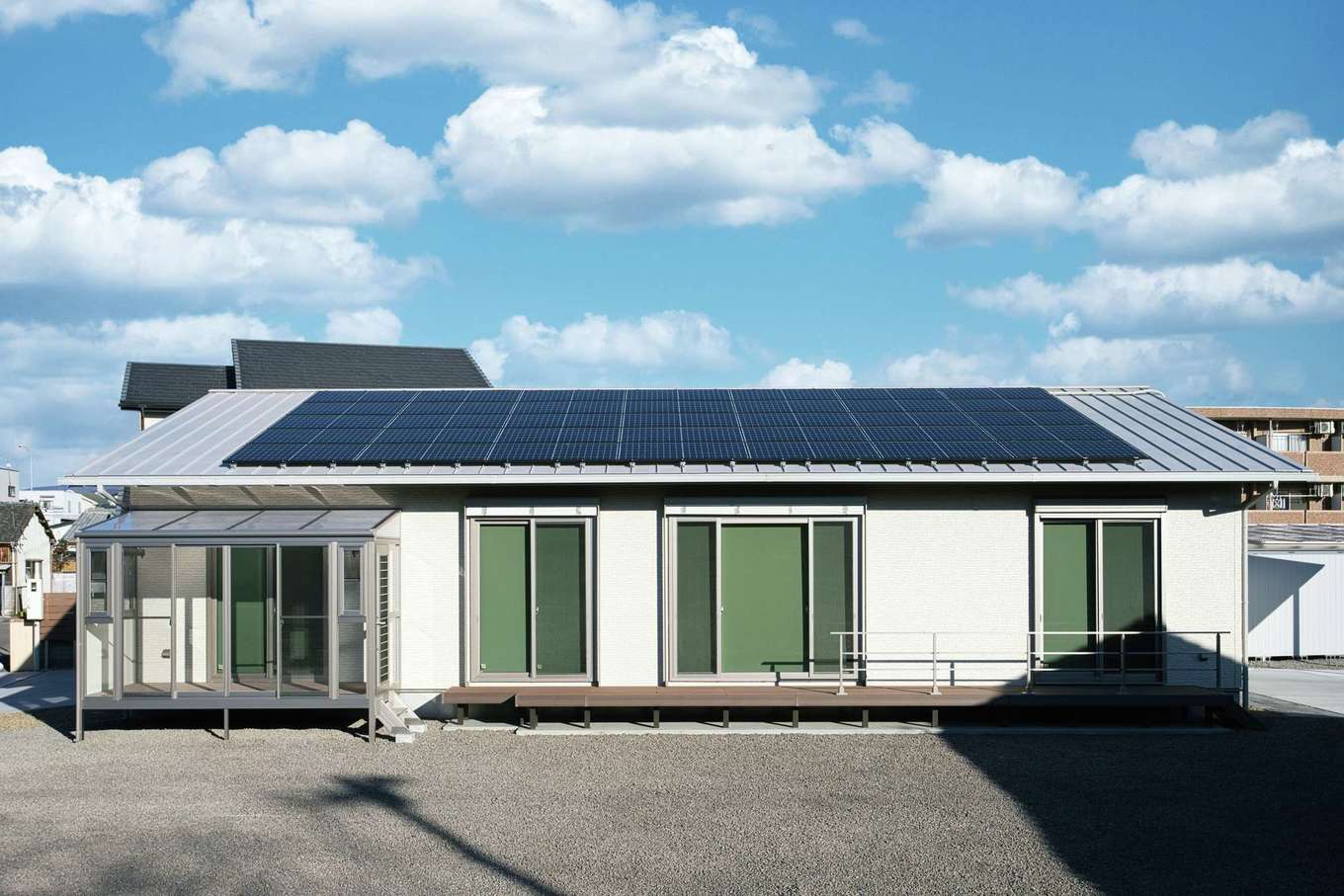 寺田工務店【省エネ、間取り、平屋】100坪を超える広大な敷地を活かして建替えた平屋。13kW超のソーラーパネルを搭載し、光熱費は毎月0円！