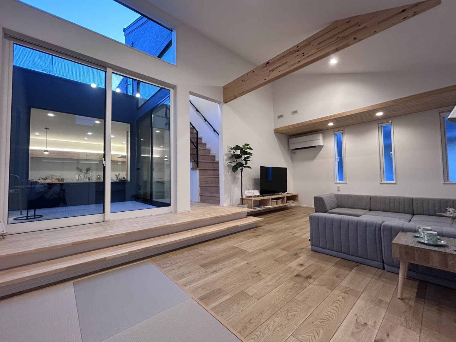 ローソファのあるリビング