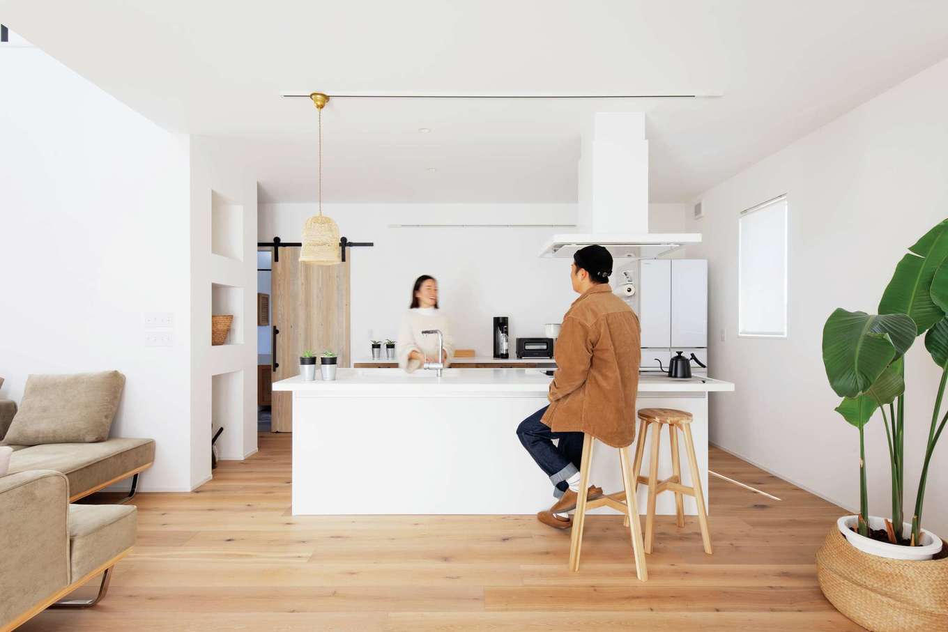 Select工房【デザイン住宅、間取り、インテリア】キッチンはアイランドスタイルで、回遊できる動線が便利。キッチンからの景色は奥さまのお気に入り