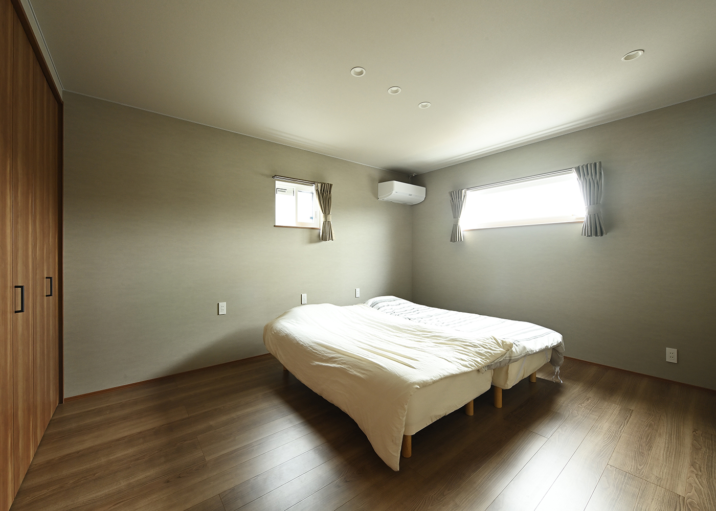 ナイスホーム【デザイン住宅、間取り】寝室は落ち着いて過ごせるよう空間をコーディネート。モノも最小限にしてシンプルにまとめた