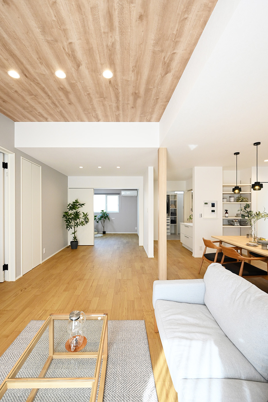 ユートピア建設【省エネ、間取り、平屋】リビングからの眺め。奥には7.5畳の寝室がある。洗面スペースなどの水回りともつながるオープンな間取り